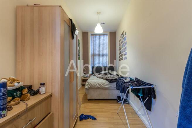 8 bed House to rent Image 8