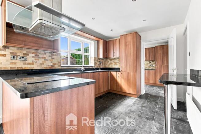 4 bed Detached to rent Image 10