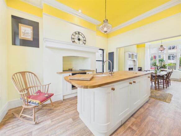 4 bed House for sale Image 8