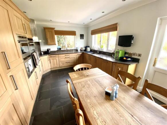KITCHEN/BREAKFAST ROOM