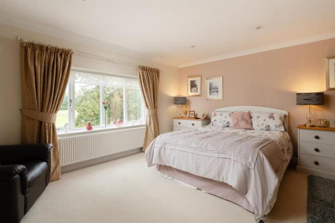 4 bed House for sale Image 12
