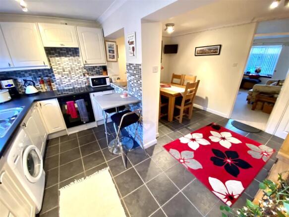 KITCHEN/DINING ROOM