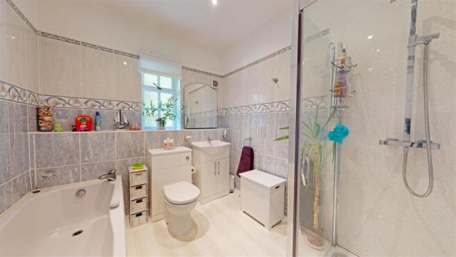 FAMILY BATHROOM