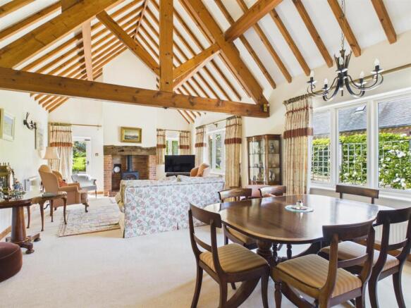 Stunning Spacious Lounge / Dining Room