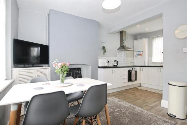 FITTED KITCHEN / DINER