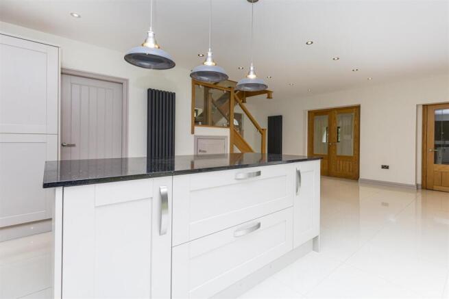 5 bed Detached for sale Image 9