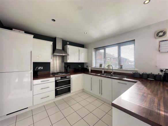 4 bed Detached for sale Image 6