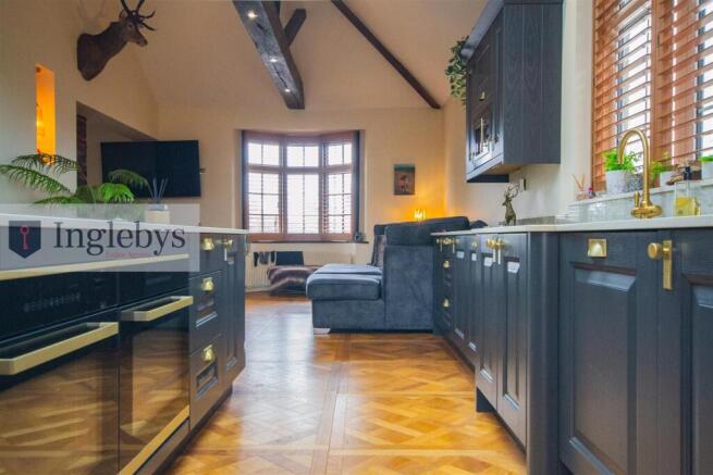 6 bed Detached for sale Image 11