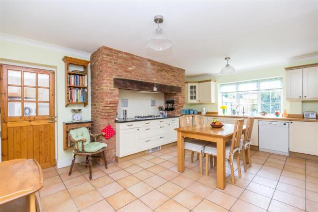 Kitchen 1.jpg