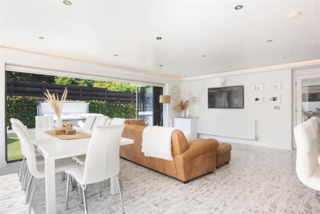 4 bed Detached for sale Image 8