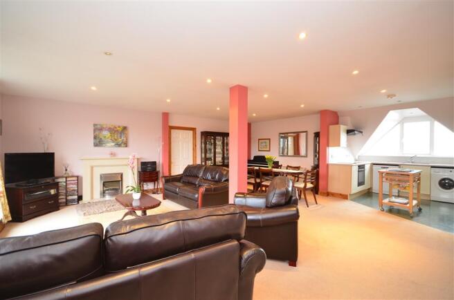 Lounge/Dining Area