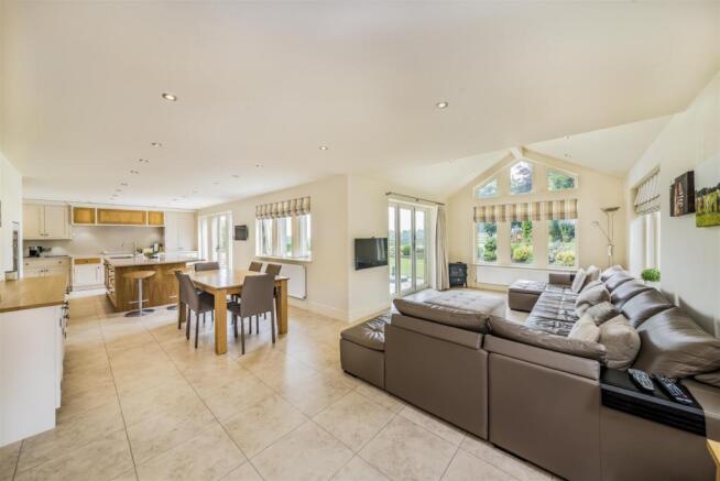 LIVING/DINING KITCHEN