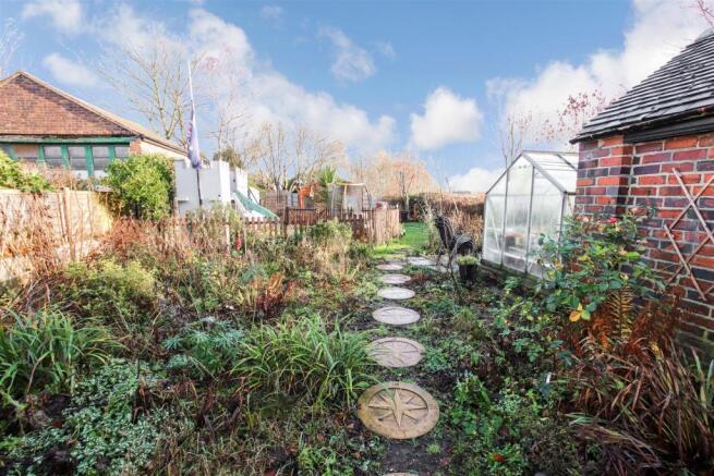 ENCLOSED REAR GARDEN