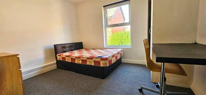 5 bed House to rent Image 4