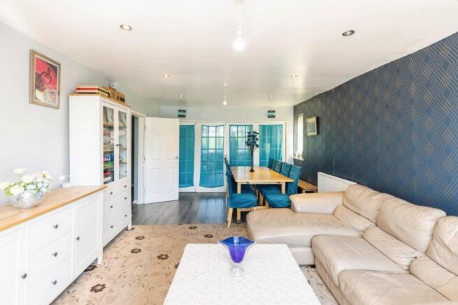 6 bed Detached for sale Image 10