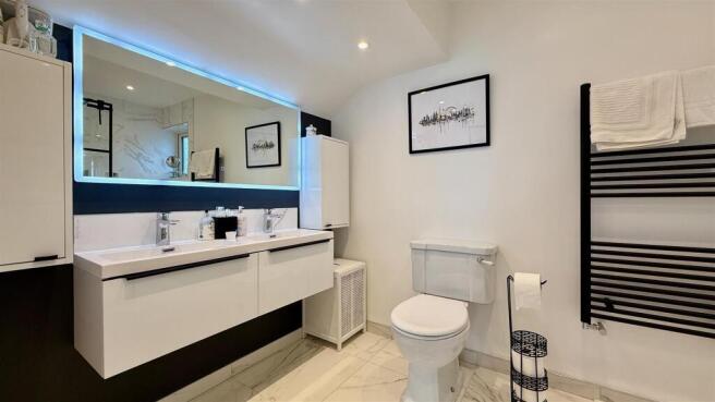 principal bedroom ensuite