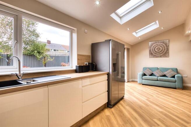 6 bed Detached for sale Image 8
