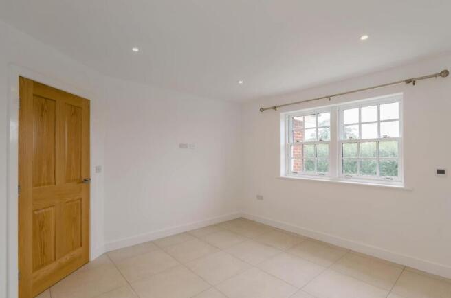 4 bed Semi-Detached to rent Image 4