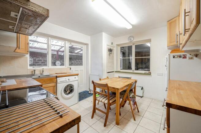 Broadhurst, Ashtead, KT21 photo 4