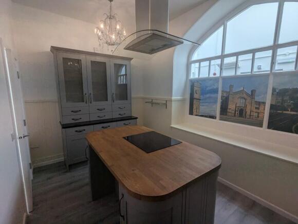 2 bed Apartment to rent Image 4