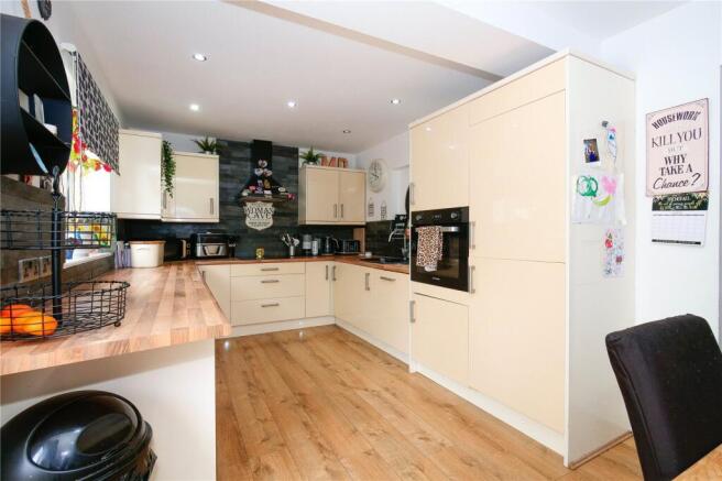 4 bed Semi-Detached for sale Image 7