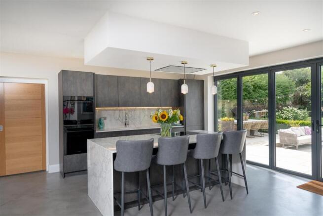 6 bed Detached for sale Image 5