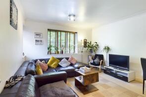 51, Pembroke House, Chaucer Way, Colliers Wood, London SW19 1UL