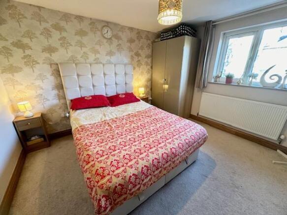 5 bed Detached for sale Image 11