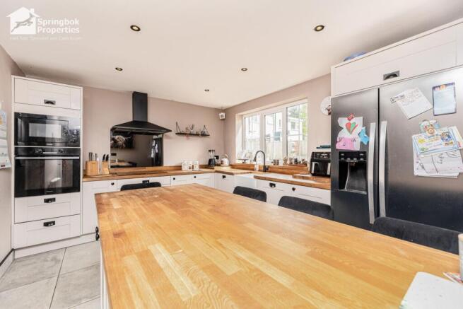 5 bed Detached for sale Image 6