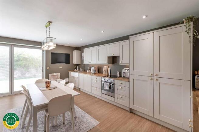 4 bed Detached for sale Image 4