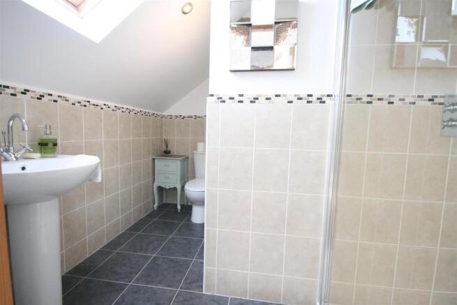 EN SUITE SHOWER ROOM