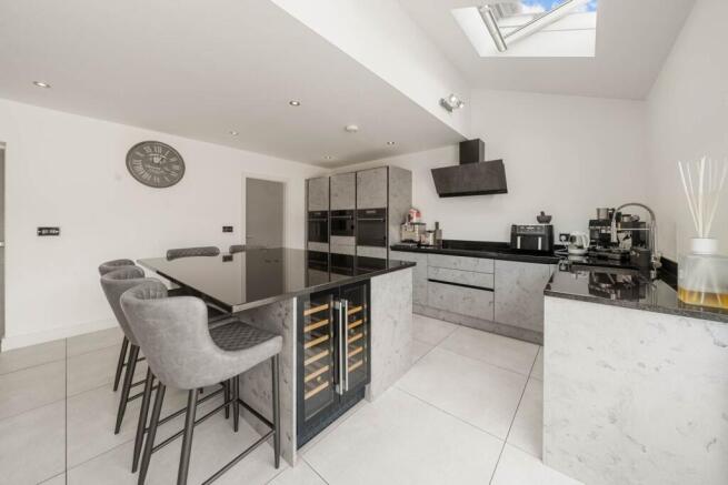 4 bed Semi-Detached for sale Image 5