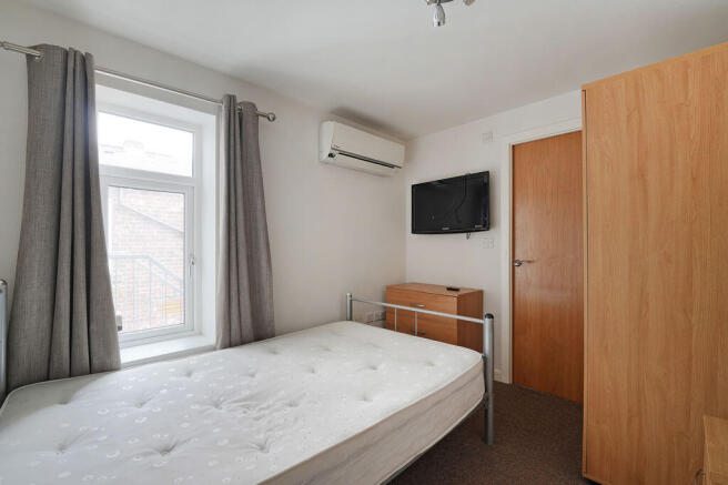 4 bed Flat to rent Image 12