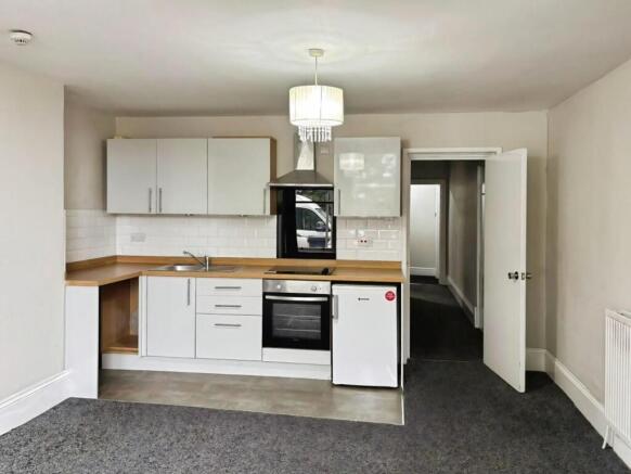 2 bed Apartment to rent Image 4