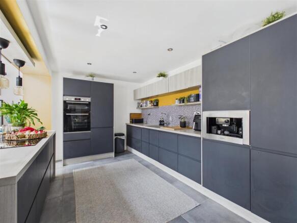 3 bed Semi-Detached for sale Image 8