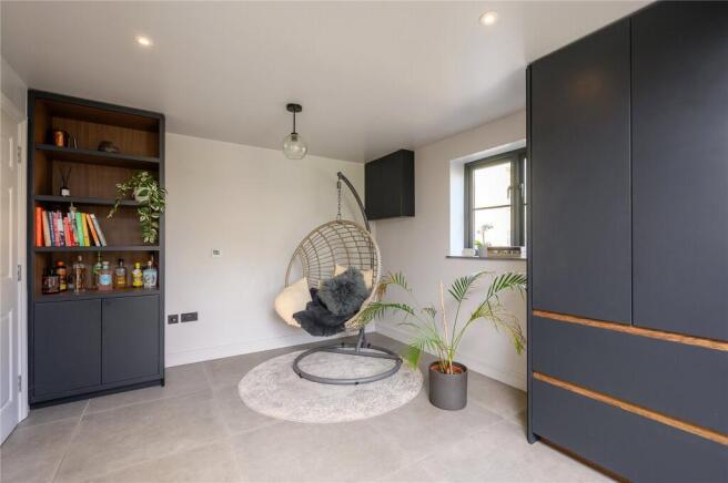 5 bed Link Detached House for sale Image 10