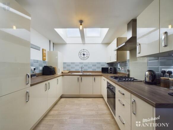 CAM03218G0-PR0503-STILL007