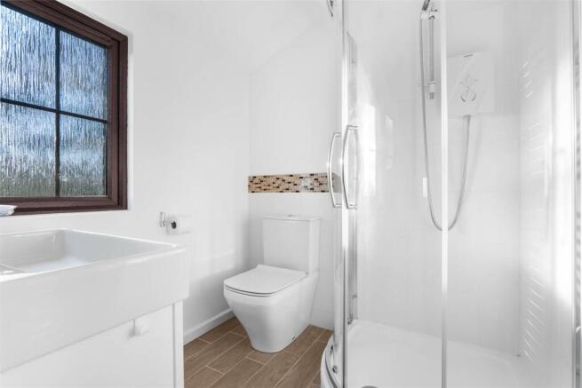 30 Russell Close - En-suite.jpg