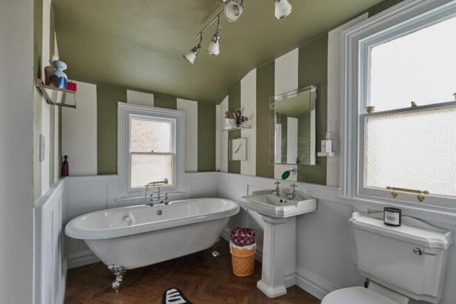 5 bed Town House for sale Image 8