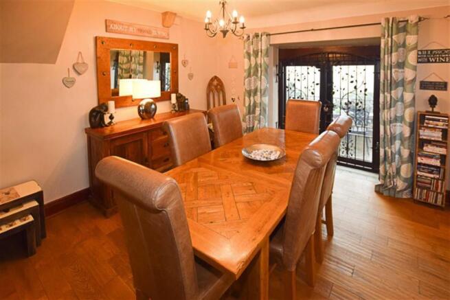 'L' SHAPED LOUNGE/DINING ROOM