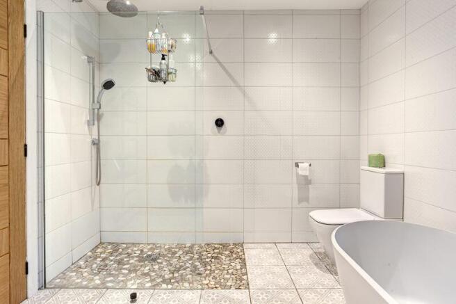 FAMILY BATHROOM B