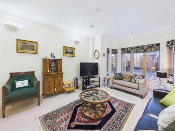2 bed Flat for sale Image 4