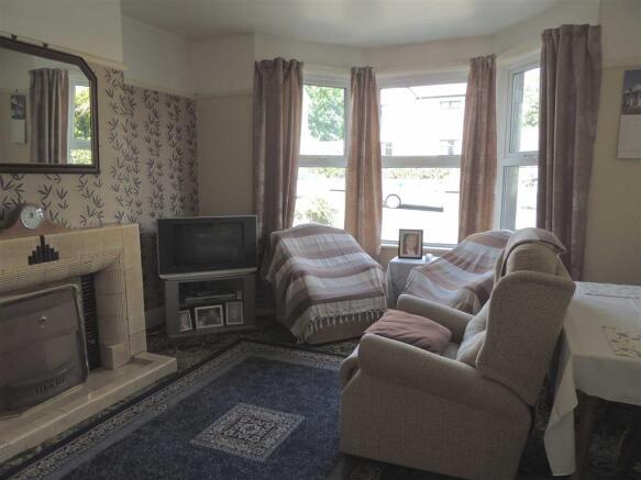 Living Room Area: