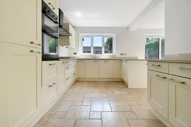 4 bed Detached to rent Image 5