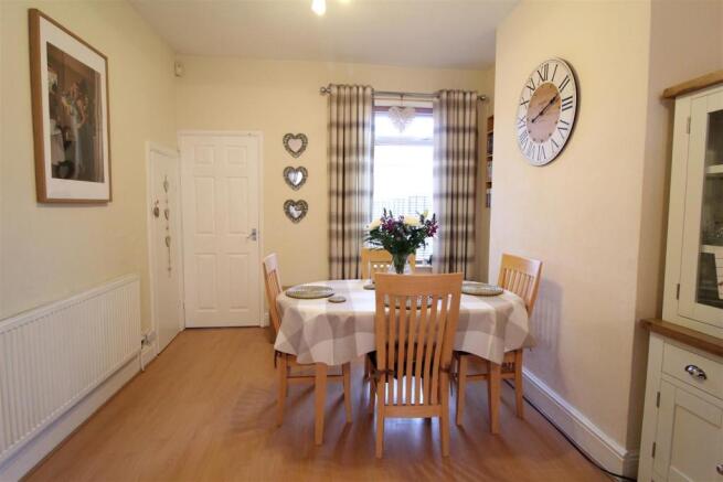 LOUNGE/DINING AREA