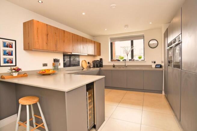 5 bed Detached for sale Image 4