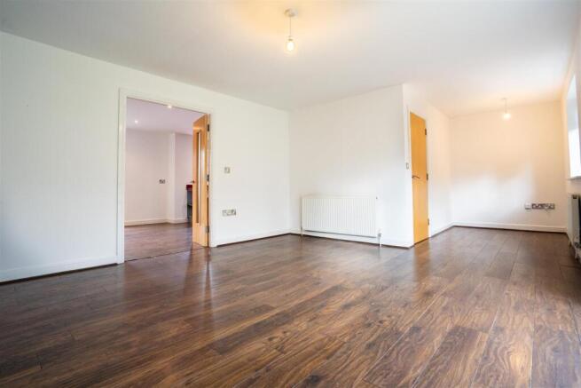 5 bed Detached to rent Image 4