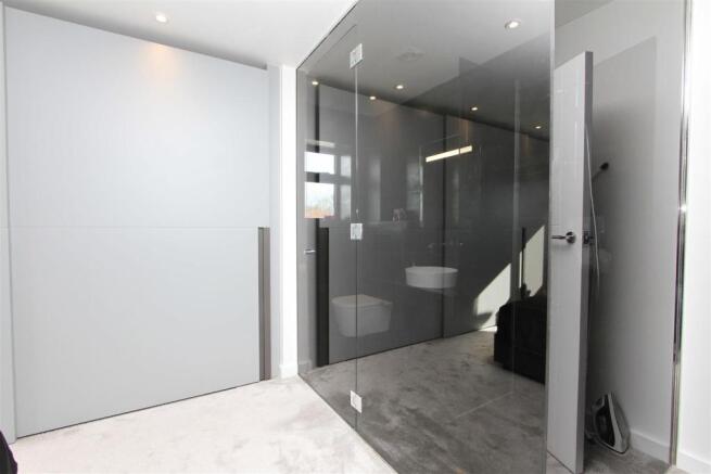 Main bedroom/en-suite