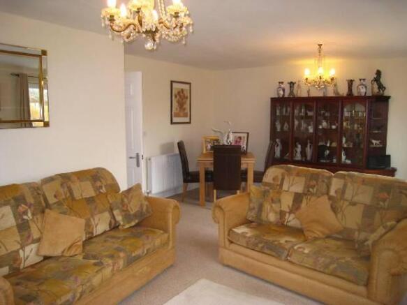 Lounge & Dining Area