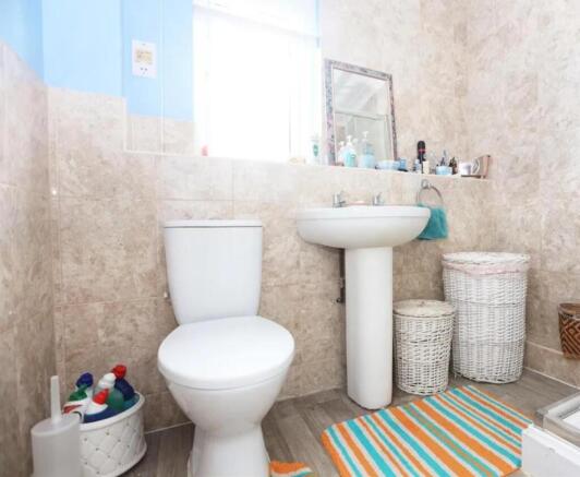 40 STAPLEHURST Bathroom.jpeg